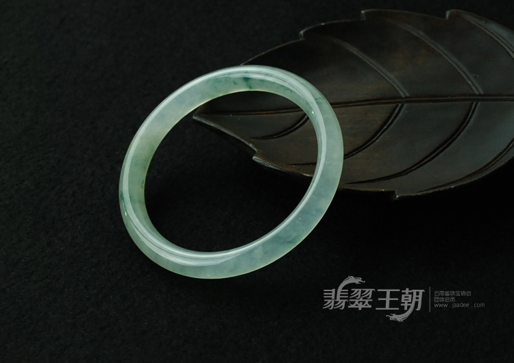 冰种飘蓝花缅甸翡翠圆条手镯（55.2）