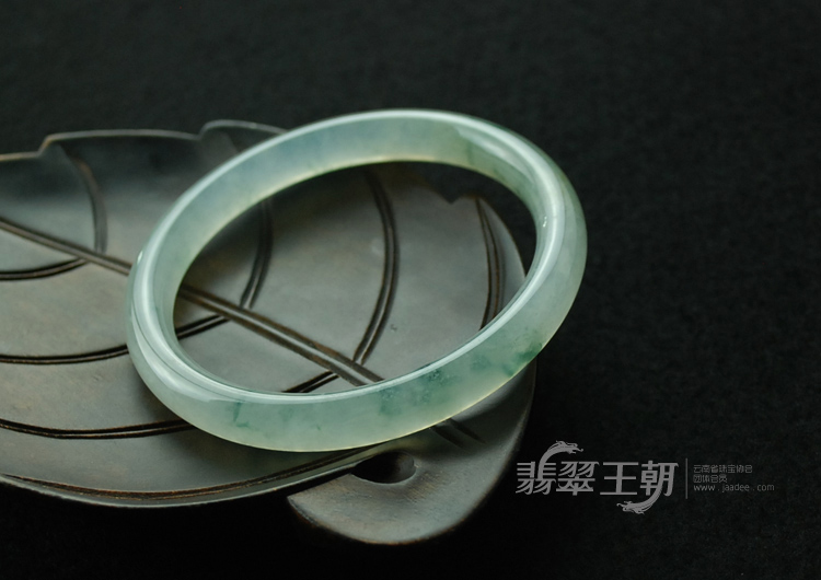 冰种飘蓝花缅甸翡翠圆条手镯（55.2）