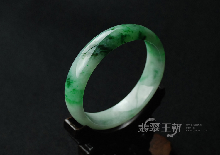 糯冰种飘翠缅甸翡翠手镯（61.8）