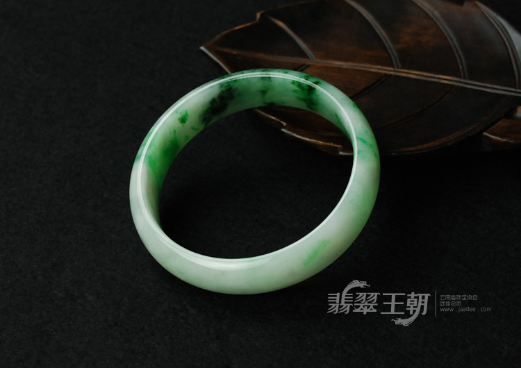 糯冰种飘翠缅甸翡翠手镯（61.8）