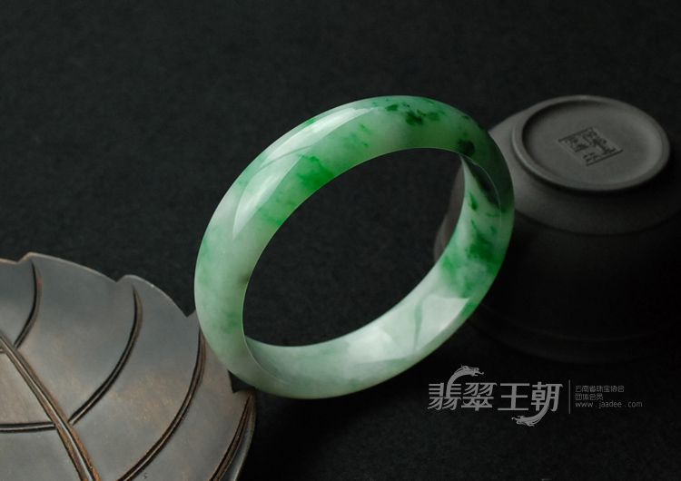 糯冰种飘翠缅甸翡翠手镯（61.8）