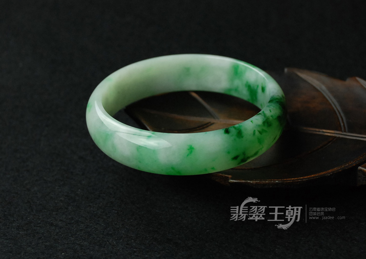 糯冰种飘翠缅甸翡翠手镯（61.8）