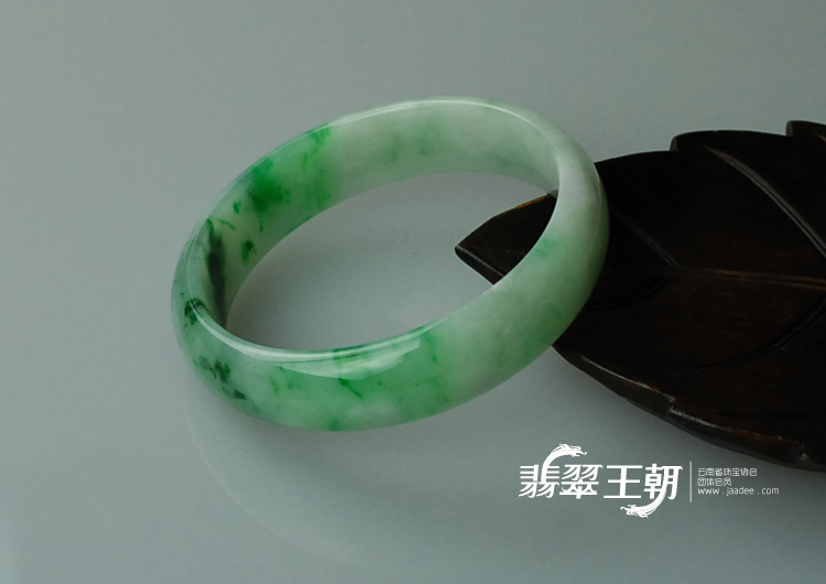 糯冰种飘翠缅甸翡翠手镯（61.8）