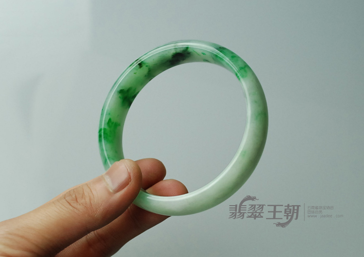 糯冰种飘翠缅甸翡翠手镯（61.8）