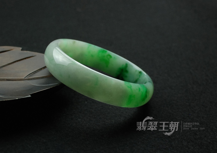 糯冰种飘翠缅甸翡翠手镯（61.8）