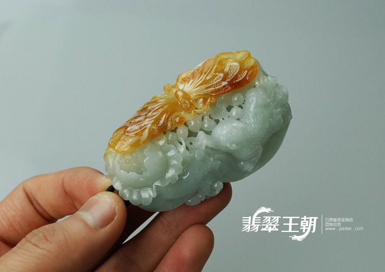 糯冰种黄翡缅甸翡翠“猫蝶富贵”挂件