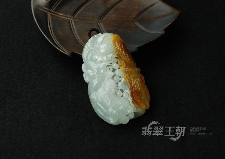 糯冰种黄翡缅甸翡翠“猫蝶富贵”挂件