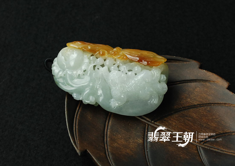 糯冰种黄翡缅甸翡翠“猫蝶富贵”挂件