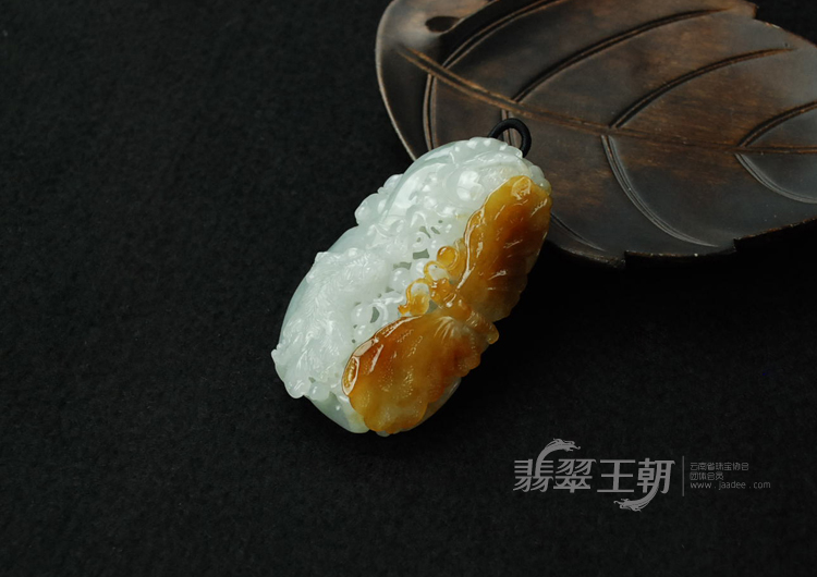 糯冰种黄翡缅甸翡翠“猫蝶富贵”挂件