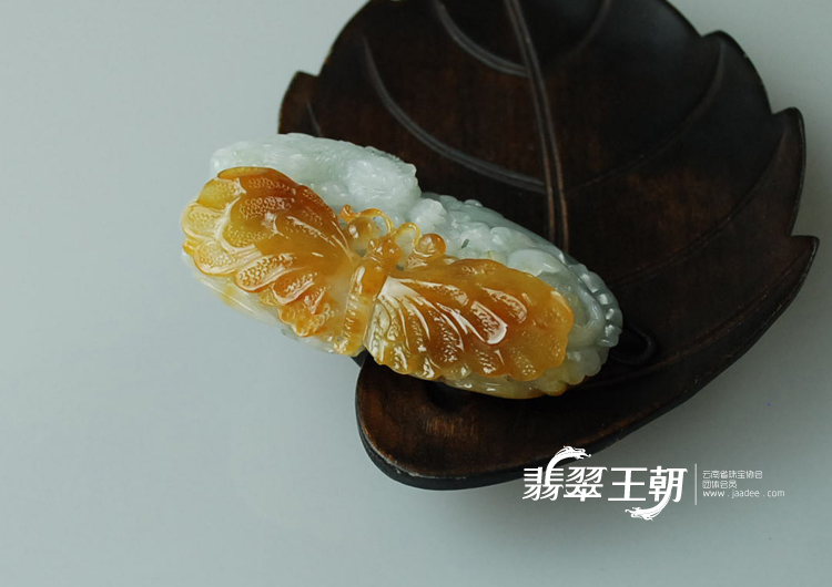 糯冰种黄翡缅甸翡翠“猫蝶富贵”挂件