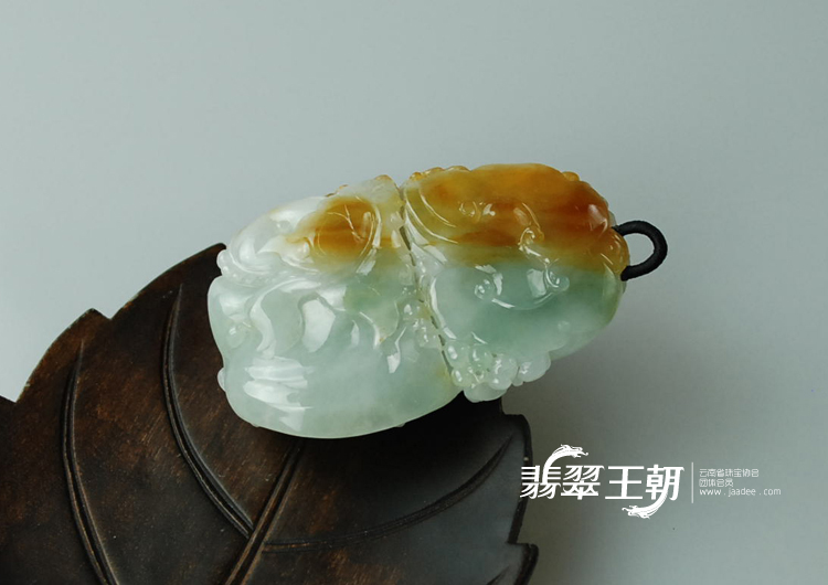 糯冰种黄翡缅甸翡翠“猫蝶富贵”挂件