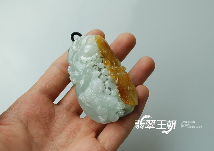 糯冰种黄翡缅甸翡翠“猫蝶富贵”挂件