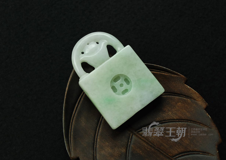 细糯种青色缅甸翡翠锁挂件