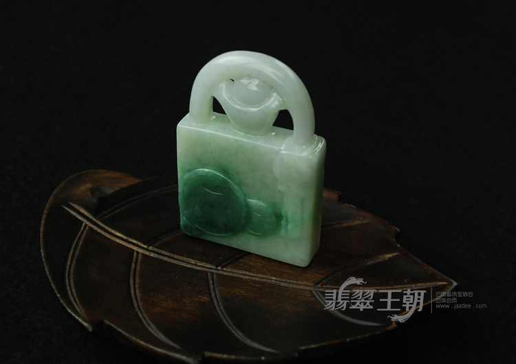细糯种青色缅甸翡翠锁挂件