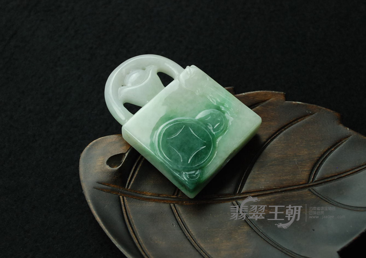 细糯种青色缅甸翡翠锁挂件