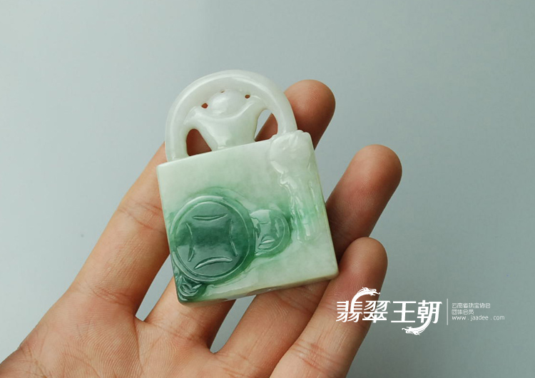 细糯种青色缅甸翡翠锁挂件