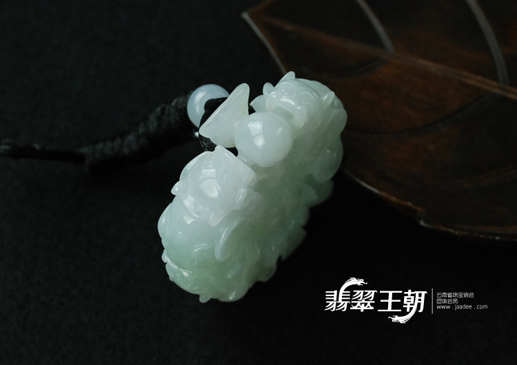 糯冰种淡紫罗兰缅甸翡翠“五福护主”貔貅挂件