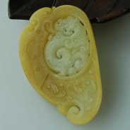冰种黄翡缅甸翡翠龙牌挂件（未抛光）