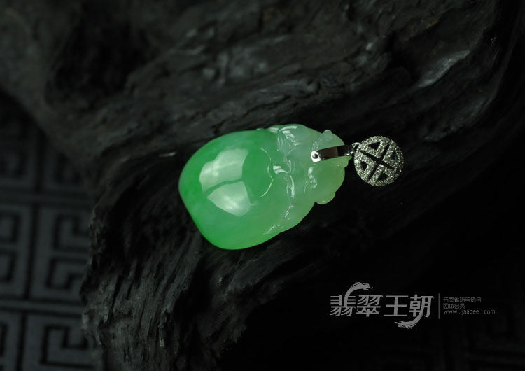 冰种满绿缅甸翡翠灵猴献桃挂件