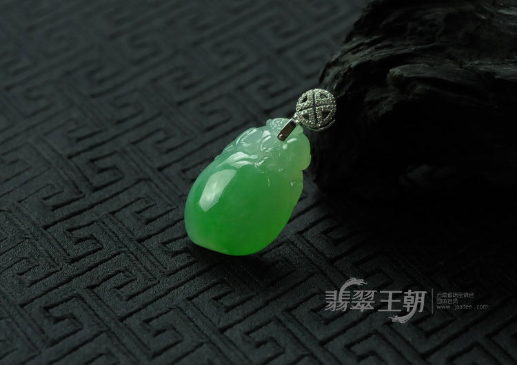 冰种满绿缅甸翡翠灵猴献桃挂件