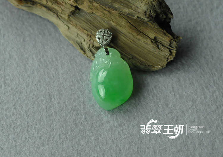 冰种满绿缅甸翡翠灵猴献桃挂件