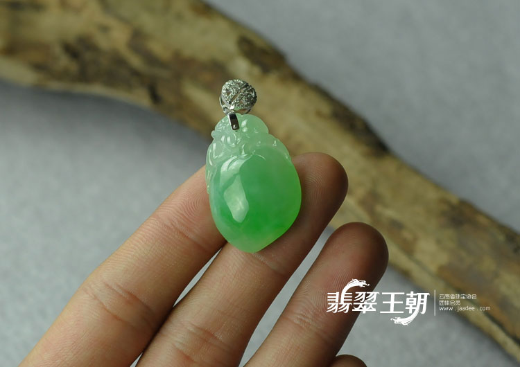 冰种满绿缅甸翡翠灵猴献桃挂件