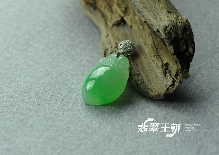 冰种满绿缅甸翡翠灵猴献桃挂件