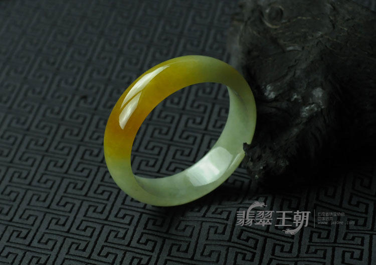 糯冰种黄翡缅甸翡翠手镯（56.8）