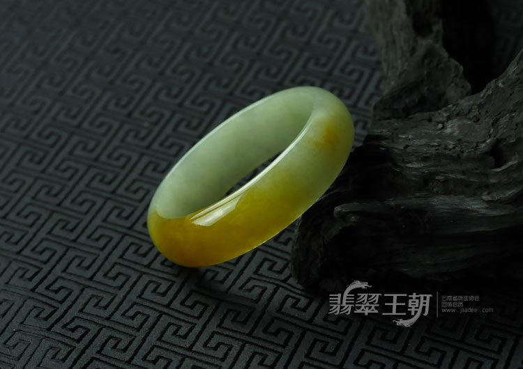 糯冰种黄翡缅甸翡翠手镯（56.8）