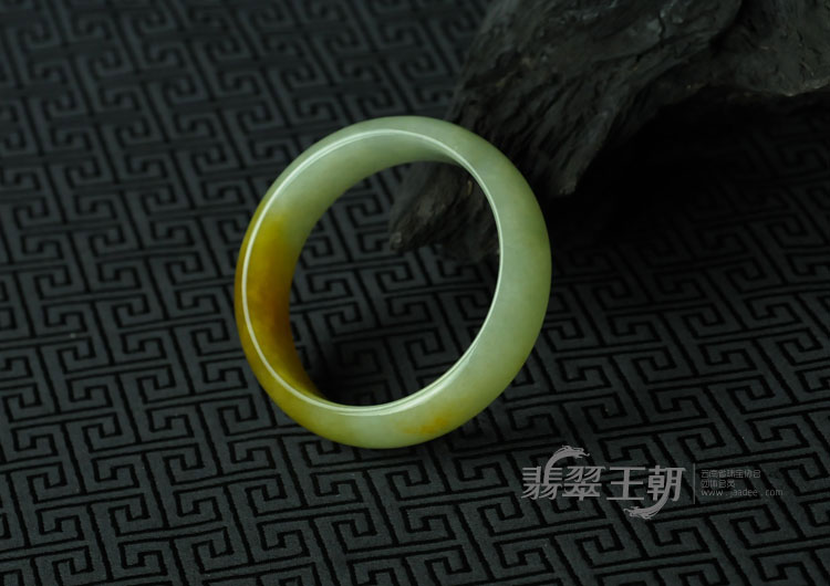 糯冰种黄翡缅甸翡翠手镯（56.8）