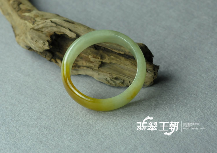 糯冰种黄翡缅甸翡翠手镯（56.8）