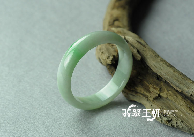 细糯种飘翠缅甸翡翠手镯（54.8）