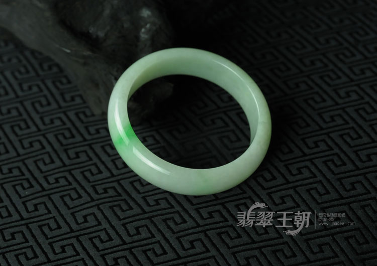 细糯种飘翠缅甸翡翠手镯（54.8）