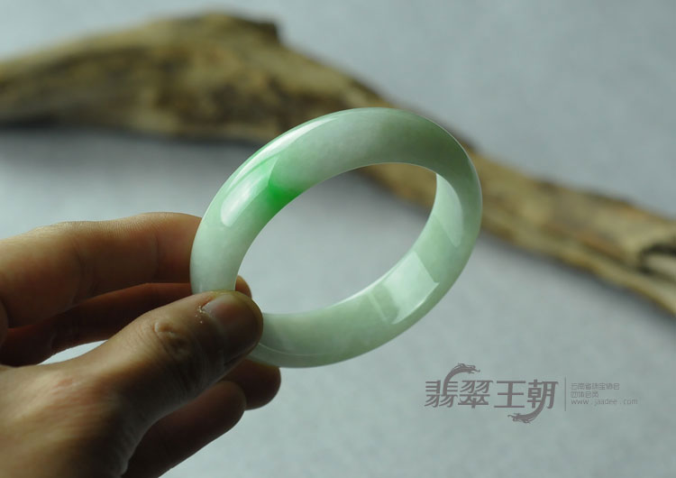 细糯种飘翠缅甸翡翠手镯（54.8）