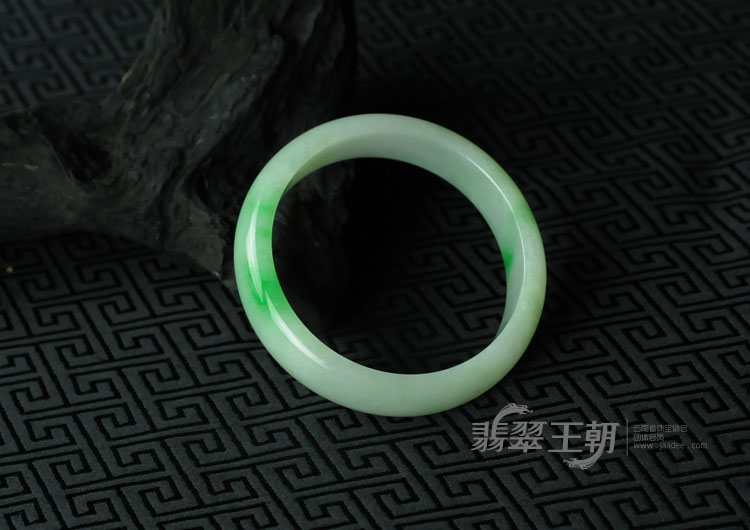 细糯种飘翠缅甸翡翠手镯（57.8）