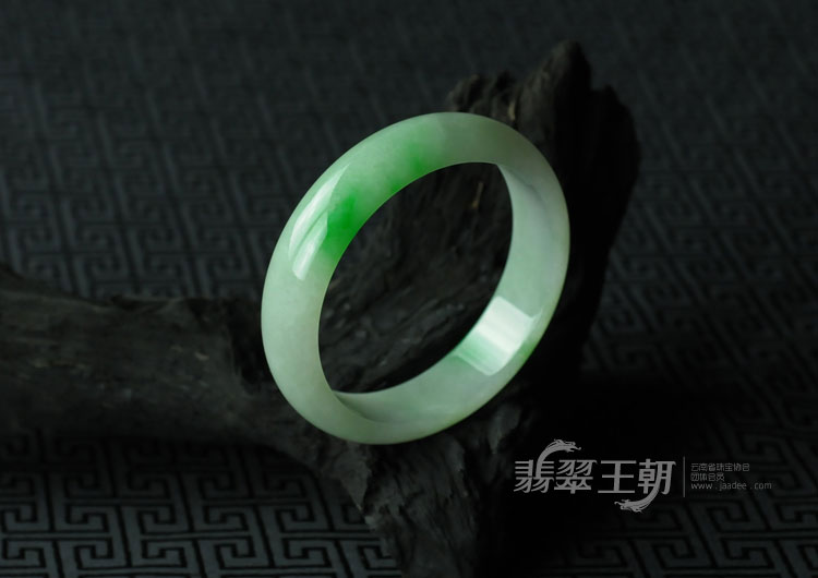 细糯种飘翠缅甸翡翠手镯（57.8）