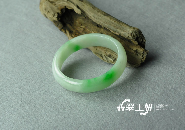 细糯种飘翠缅甸翡翠手镯（57.8）