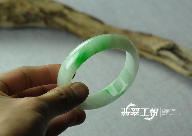 细糯种飘翠缅甸翡翠手镯（57.8）