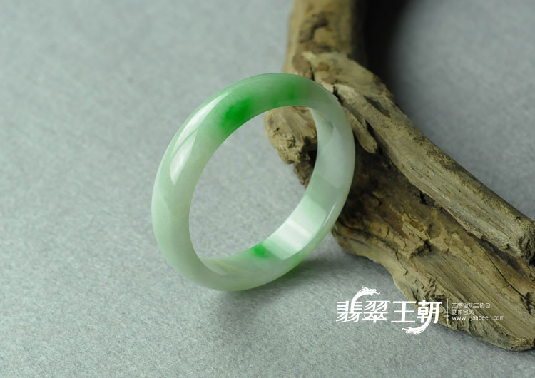 细糯种飘翠缅甸翡翠手镯（57.8）