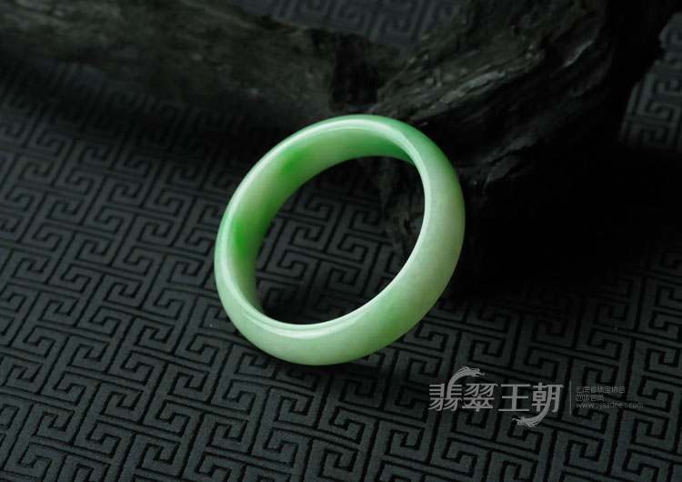 细糯种翠色缅甸翡翠手镯（55.7）