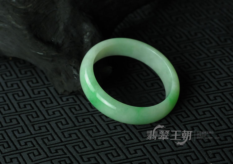 细糯种翠色缅甸翡翠手镯（55.7）