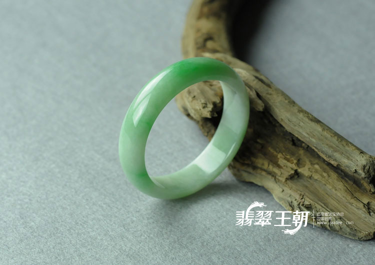 细糯种翠色缅甸翡翠手镯（55.7）