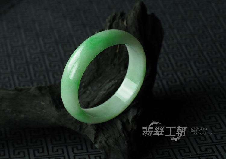 细糯种翠色缅甸翡翠手镯（55.7）