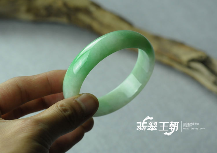 细糯种翠色缅甸翡翠手镯（55.7）