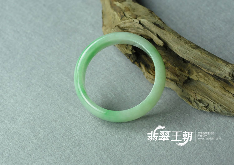 细糯种翠色缅甸翡翠手镯（55.7）