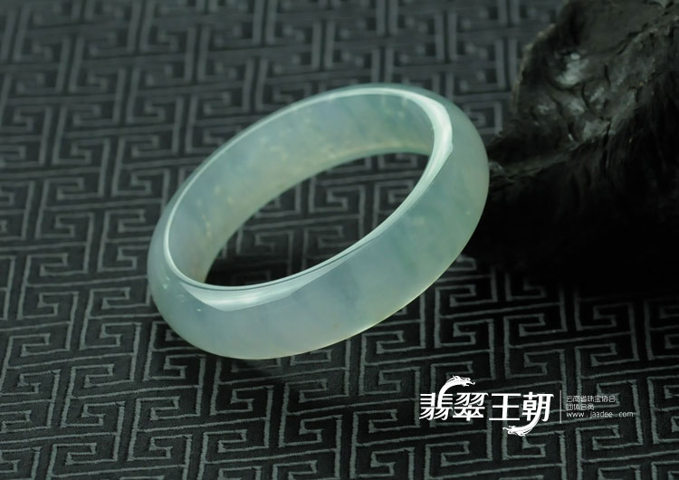 冰玻种飘蓝花缅甸翡翠手镯（55.8）