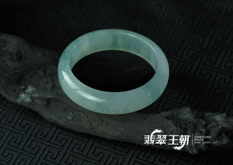 冰玻种飘蓝花缅甸翡翠手镯（55.8）