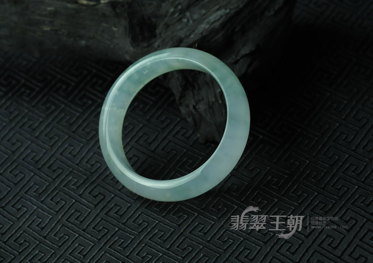 冰玻种飘蓝花缅甸翡翠手镯（55.8）