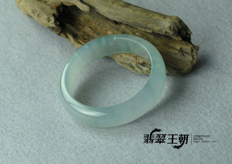 冰玻种飘蓝花缅甸翡翠手镯（55.8）