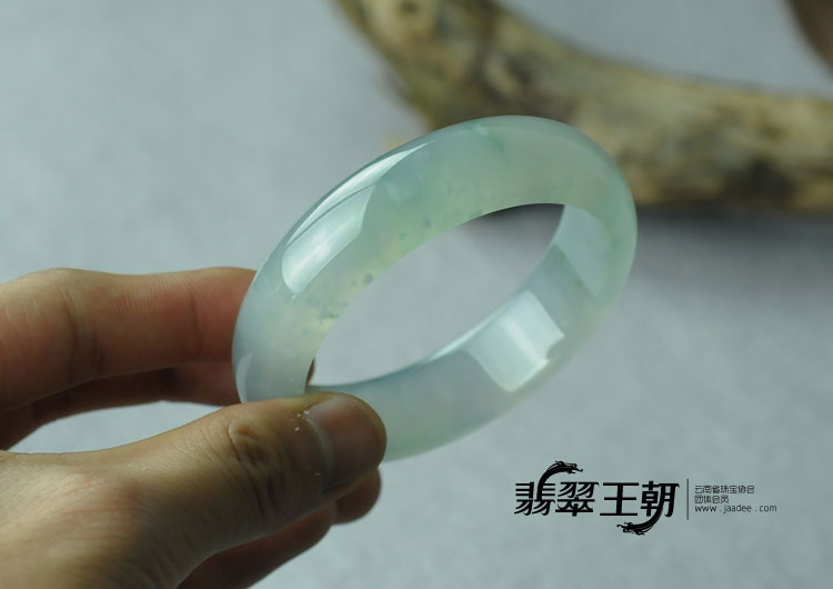 冰玻种飘蓝花缅甸翡翠手镯（55.8）